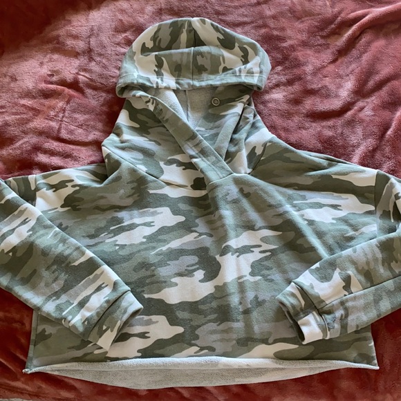 Camo Crop Sweatshirt - Picture 1 of 1